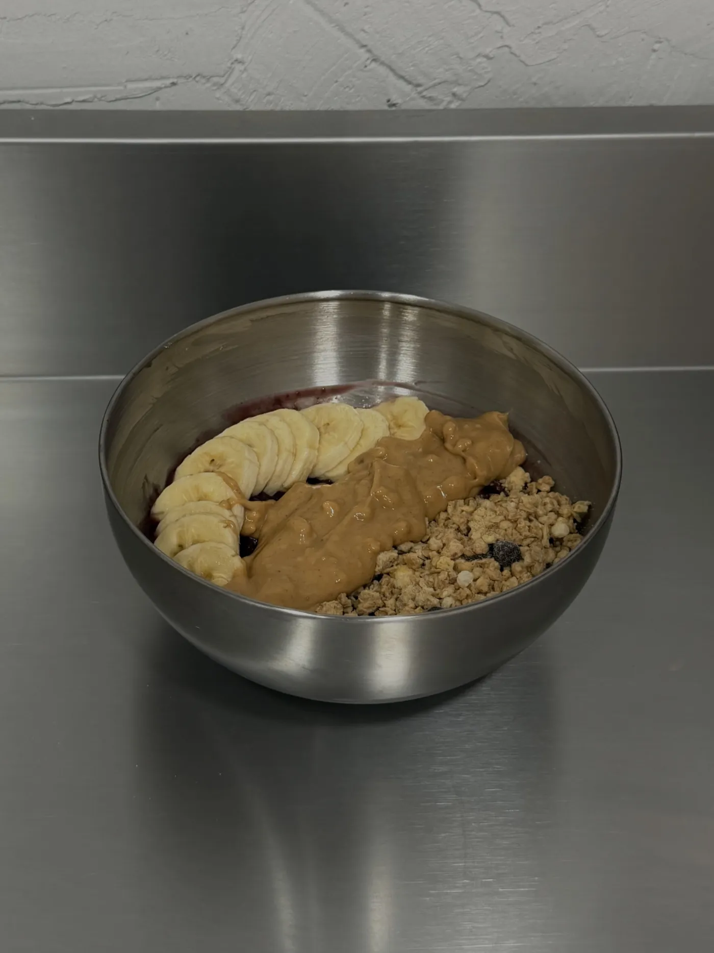Açaí bowl con plátano, crema de cacahuete y granola