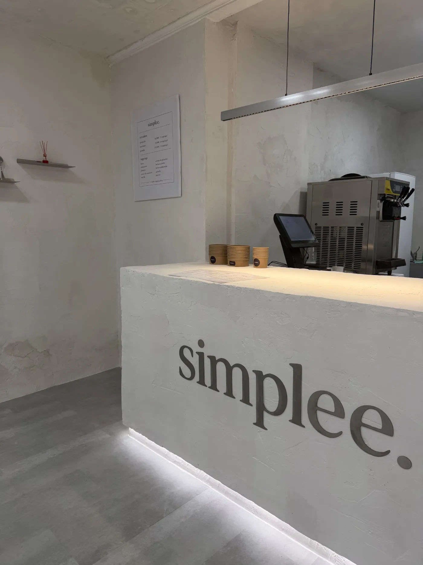 Mostrador del local de Simplee en Castellón de la Plana